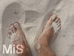 01.06.2022, Beliebtes Reiseziel der Deutschen, Mallorca.  Männlicher Badegast am Strand in Cala Ratjada, Barfuss im Sand. 