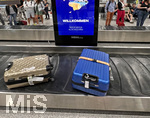 01.06.2022, Beliebtes Reiseziel der Deutschen, Mallorca.  Koffer auf dem Gepäckband nach Ankunft am Airport Palma de Mallorca PMI. willkommen auf Mallorca, steht auf dem Screen.