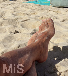 01.06.2022, Beliebtes Reiseziel der Deutschen, Mallorca. Auf der Baleareninsel tobt wieder das Touristische Leben, hier in Cala Ratjada ist der Strand Cala Agulla gut besucht, ein Badegast sonnt sich im Sand.