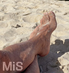 01.06.2022, Beliebtes Reiseziel der Deutschen, Mallorca. Auf der Baleareninsel tobt wieder das Touristische Leben, hier in Cala Ratjada ist der Strand Cala Agulla gut besucht, ein Badegast sonnt sich im Sand.