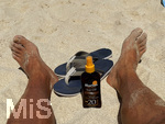 01.06.2022, Beliebtes Reiseziel der Deutschen, Mallorca. Auf der Baleareninsel tobt wieder das Touristische Leben, hier in Cala Ratjada ist der Strand Cala Agulla gut besucht, ein Badegast sonnt sich, im Sand steht seine Flasche Sonnenöl mit LF 20.   