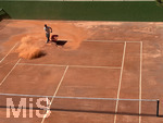 01.06.2022, Beliebtes Reiseziel der Deutschen, Mallorca. Hotel-Mitarbeiter eine Hotels in Cala Ratjada hält den Tennisplatz in Schuss und streut neuen Sand auf die Anlage.