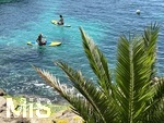 01.06.2022, Beliebtes Reiseziel der Deutschen, Mallorca.  Azur-Blaues Wasser in Cala Ratjada, Urlauber auf einem SUP im Wasser.