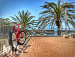 01.06.2022, Beliebtes Reiseziel der Deutschen, Mallorca.  Fat-Bike im Hafen in Cala Ratjada 