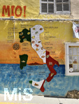 01.06.2022, Beliebtes Reiseziel der Deutschen, Mallorca.  Cafes und Rastaurants an der Promenade in Cala Ratjada. Der Italienische Stiefel an einer Wand eines Italienischen Restaurants.