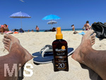 01.06.2022, Beliebtes Reiseziel der Deutschen, Mallorca. Auf der Baleareninsel tobt wieder das Touristische Leben, hier in Cala Ratjada ist der Strand Cala Agulla gut besucht, ein Badegast sonnt sich, im Sand steht seine Flasche Sonnenöl mit LF 20. 