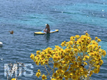 01.06.2022, Beliebtes Reiseziel der Deutschen, Mallorca.  Azur-Blaues Wasser in Cala Ratjada, Urlauber auf einem SUP im Wasser.