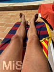 01.06.2022, Beliebtes Reiseziel der Deutschen, Mallorca. Auf der Baleareninsel tobt wieder das Touristische Leben, hier an einem Hotel-Pool in Cala Ratjadasonnt sich ein Badegast.   