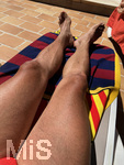 01.06.2022, Beliebtes Reiseziel der Deutschen, Mallorca. Auf der Baleareninsel tobt wieder das Touristische Leben, hier an einem Hotel-Pool in Cala Ratjadasonnt sich ein Badegast.   