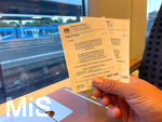 12.06.2022, Bahnreisen: Reisende mit dem Neun Euro Papier-Ticket der Deutschen Bahn im Zugabteil. Tas verbilligte Ticket ist ein Geschenk der Ampel-Regierung an die reisende Bevlkerung aufgrund der teuren Spritpreise 2022.
