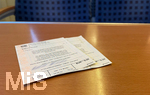 12.06.2022, Bahnreisen: Reisende mit dem Neun Euro Papier-Ticket der Deutschen Bahn im Zugabteil. Tas verbilligte Ticket ist ein Geschenk der Ampel-Regierung an die reisende Bevölkerung aufgrund der teuren Spritpreise 2022.