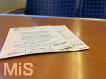 12.06.2022, Bahnreisen: Reisende mit dem Neun Euro Papier-Ticket der Deutschen Bahn im Zugabteil. Tas verbilligte Ticket ist ein Geschenk der Ampel-Regierung an die reisende Bevölkerung aufgrund der teuren Spritpreise 2022.
