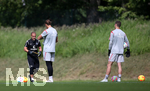 11.06.2022, Fussball 2. Bundesliga 2022/2023, Trainingsauftakt FC St. Pauli, auf dem Trainingsgelnde in der Kollaustrae Hamburg. (L-R) Torwarttrainer Marco Knoop (FC St. Pauli), Torwart Dennis Smarsch (FC St. Pauli) und Torwart Nikola Vasilj (FC St. Pauli)