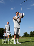 11.06.2022, Fussball 2. Bundesliga 2022/2023, Trainingsauftakt FC St. Pauli, auf dem Trainingsgelnde in der Kollaustrae Hamburg. (L-R) Lukas Daschner (FC St. Pauli) und Marcel Hartel (FC St. Pauli)