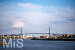12.06.2022, Hamburg, Seehafen Hamburger Hafen. Blick auf die Köhlbrandbrücke