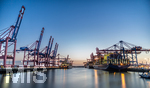 12.06.2022, Hamburg, Seehafen Hamburger Hafen. Eurogate Container Terminal mit seinen Containerbrcken im Hafen Waltershof (li.) und rechts liegt das Containerschiff HMM NURI (Liberia) am Container Terminal Burchardkai