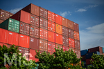 12.06.2022, Hamburg, Seehafen Hamburger Hafen. Containerstapel im Hamburger Hafen