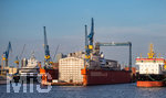 12.06.2022, Hamburg, Seehafen Hamburger Hafen. die beschlagnahmte Luxusjacht LUNA die frher einmal dem Oligarchen Roman Abramowitsch gehrte und nun dem russischen Geschftsmannes Farkhad Akhmedov, ist im Dock 16 der Schiffswerft Blohm + Voss untergebracht und mit mit einem Schutz berzogen
