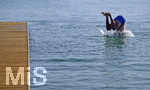 18.06.2022, München Oberschleissheim, Badefreuden an der Olympia-Ruderregatta-Strecke, Schwimmer macht einen Kopfsprung vom Steg ins Wasser.