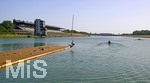 18.06.2022, München Oberschleissheim, Badefreuden an der Olympia-Ruderregatta-Strecke, Schwimmer macht einen Salto vom Steg ins Wasser.