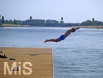 18.06.2022, München Oberschleissheim, Badefreuden an der Olympia-Ruderregatta-Strecke, Schwimmer macht einen Hechtsprung vom Steg ins Wasser.
