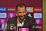 22.06.2022, Fussball 1. Bundesliga 2022/2023, FC Bayern München, Neuzugang Sadio Mane (FC Bayern München) aus Liverpool wird in der Allianz-Arena München der Presse vorgestellt. Hasan Salihamidzic (Bayern München) ist zufrieden.