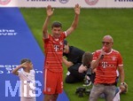 16.07.2022, Fussball 1. Bundesliga 2022/2023,  FC Bayern München, Teampräsentation mit Training in der Allianz-Arena München. Thomas Müller (FC Bayern München) winkt 