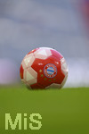 16.07.2022, Fussball 1. Bundesliga 2022/2023,  FC Bayern München, Teampräsentation mit Training in der Allianz-Arena München. Ein FC Bayern-Fussball liegt am Rasen bereit.