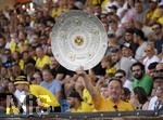 22.07.2022, Fussball 1. Bundesliga 2022/2023, Testspiel, Borussia Dortmund - FC Villarreal, in der Cashpoint-Arena in Altach (Österreich). Dortmund-Fan hat sich eine Meisterschale gebastelt. 