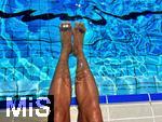 26.07.2022, Schwimmen im Freibad Bad Wrishofen (Bayern),  ein Mann sitzt am Schwimmbecken und lsst seine Beine ins Wasser baumeln.  (Model Release vorhanden)  
