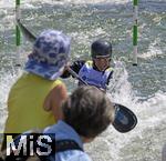 28.07.2022, Kanu-Slalom Weltmeisterschaften 2022 in Augsburg, Eiskanal, Olympiapark, Kajak Einer Mnner 2.Vorlauf, Fans schauen den Fahrern am Gelnder zu. 
