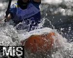 28.07.2022, Kanu-Slalom Weltmeisterschaften 2022 in Augsburg, Eiskanal, Olympiapark, Kajak Einer Mnner 2.Vorlauf, Wasser Spritzt am Boot hoch.
