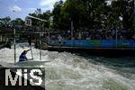 28.07.2022, Kanu-Slalom Weltmeisterschaften 2022 in Augsburg, Eiskanal, Olympiapark, Kajak Einer Mnner 2.Vorlauf, Fahrer auf der Strecke.