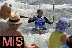 28.07.2022, Kanu-Slalom Weltmeisterschaften 2022 in Augsburg, Eiskanal, Olympiapark, Kajak Einer Mnner 2.Vorlauf, Fans schauen den Fahrern am Gelnder zu. 