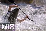28.07.2022, Kanu-Slalom Weltmeisterschaften 2022 in Augsburg, Eiskanal, Olympiapark, Kajak Einer Mnner 2.Vorlauf, Fahrer kmpft mit den Wellen auf der Strecke. 
