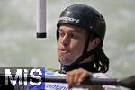 28.07.2022, Kanu-Slalom Weltmeisterschaften 2022 in Augsburg, Eiskanal, Olympiapark, Kajak Einer Mnner 2.Vorlauf, Kanute fixiert die Slalomstange genau mit seinen Augen.