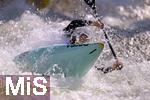 28.07.2022, Kanu-Slalom Weltmeisterschaften 2022 in Augsburg, Eiskanal, Olympiapark, Kajak Einer Mnner 2.Vorlauf, Fahrer kmpft mit den Wellen auf der Strecke. 