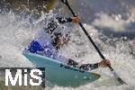 28.07.2022, Kanu-Slalom Weltmeisterschaften 2022 in Augsburg, Eiskanal, Olympiapark, Kajak Einer Mnner 2.Vorlauf, Fahrer kmpft mit den Wellen auf der Strecke. 