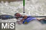 28.07.2022, Kanu-Slalom Weltmeisterschaften 2022 in Augsburg, Eiskanal, Olympiapark, Kajak Einer Mnner 2.Vorlauf, Erik Holmer (Schweden) duckt sich unter der Slalomstange durch.