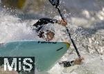 28.07.2022, Kanu-Slalom Weltmeisterschaften 2022 in Augsburg, Eiskanal, Olympiapark, Kajak Einer Mnner 2.Vorlauf, Fahrer kmpft mit den Wellen auf der Strecke. 