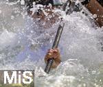28.07.2022, Kanu-Slalom Weltmeisterschaften 2022 in Augsburg, Eiskanal, Olympiapark, Kajak Einer Mnner 2.Vorlauf, Gabriel De Coster (Belgien) fpflgt mit seinem Paddel durchs Wildwasser.