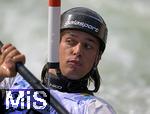 28.07.2022, Kanu-Slalom Weltmeisterschaften 2022 in Augsburg, Eiskanal, Olympiapark, Kajak Einer Mnner 2.Vorlauf, Kanute fixiert die Slalomstange genau mit seinen Augen.