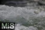 28.07.2022, Kanu-Slalom Weltmeisterschaften 2022 in Augsburg, Eiskanal, Olympiapark, Kajak Einer Mnner 2.Vorlauf, Das Wildwasser spritzt 