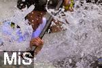 28.07.2022, Kanu-Slalom Weltmeisterschaften 2022 in Augsburg, Eiskanal, Olympiapark, Kajak Einer Mnner 2.Vorlauf, Fahrer hat das Paddel voller Kraft im Griff. 