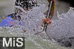 28.07.2022, Kanu-Slalom Weltmeisterschaften 2022 in Augsburg, Eiskanal, Olympiapark, Kajak Einer Mnner 2.Vorlauf, Fahrer hat das Paddel voller Kraft im Griff. 