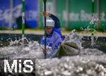 28.07.2022, Kanu-Slalom Weltmeisterschaften 2022 in Augsburg, Eiskanal, Olympiapark, Kajak Einer Frauen, Fahrerin auf der Strecke. Das Wasser spritzt im Gegenlicht. 