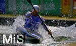 28.07.2022, Kanu-Slalom Weltmeisterschaften 2022 in Augsburg, Eiskanal, Olympiapark, Kajak Einer Frauen, Fahrerin auf der Strecke. Das Wasser spritzt im Gegenlicht.