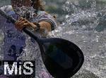 28.07.2022, Kanu-Slalom Weltmeisterschaften 2022 in Augsburg, Eiskanal, Olympiapark, Kajak Einer Frauen,  Fahrerin paddelt kraftvoll durch das Wildwasser.