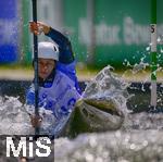 28.07.2022, Kanu-Slalom Weltmeisterschaften 2022 in Augsburg, Eiskanal, Olympiapark, Kajak Einer Frauen, Fahrerin auf der Strecke. Das Wasser spritzt im Gegenlicht. 