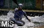 28.07.2022, Kanu-Slalom Weltmeisterschaften 2022 in Augsburg, Eiskanal, Olympiapark, Kajak Einer Frauen, Fahrerin auf der Strecke. Das Wasser spritzt im Gegenlicht.